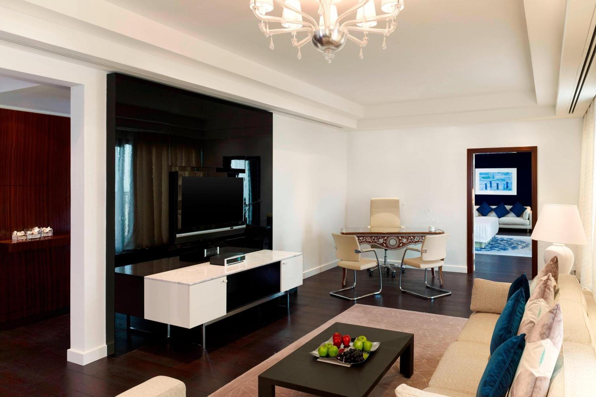 Le Meridien Al Khobar Exterior foto A living room in a suite at the Ritz-Carlton, Moscow